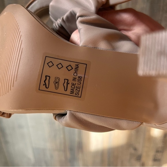 Pink Lily Tan Ruched Heels NWOT - Picture 4 of 4